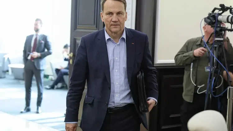 Radosław Sikorski w Sejmie, obok operator kamery