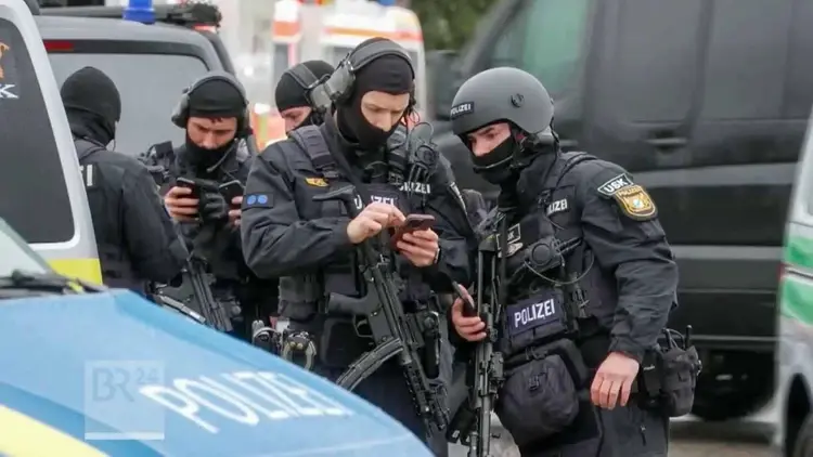 Uzbrojeni niemieccy policjanci podczas akcji w Berngau po zabójstwie dwojga urzędników