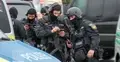 Uzbrojeni niemieccy policjanci podczas akcji w Berngau po zabójstwie dwojga urzędników
