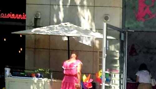 Łysy mężczyzna w różowej sukience ukradł 4 kg lodów z kieleckiej kawiarni?