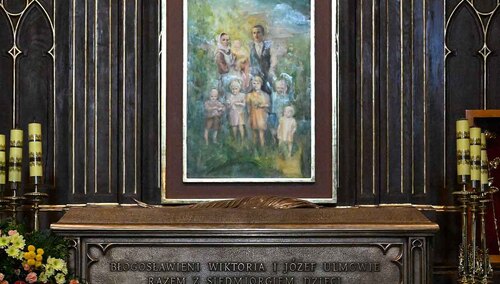 Relikwiarz z doczesnymi szczątkami błogosławionej rodziny Ulmów w kościele parafialnym Markowej