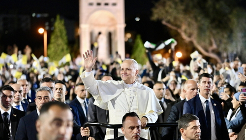 Leon XIV w czasie spotkania w młodzieżą w Libanie