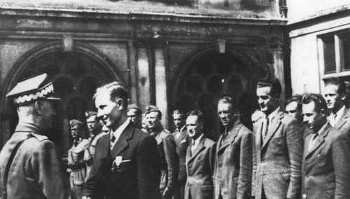 Gen. Władysław Sikorski dekoruje Cichociemnych. Wśród nich Leonard Zub-Zdanowicz