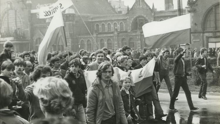 Demonstranci przed Dworcem Głównym PKP w Gdańsku 1 maja 1983 r.