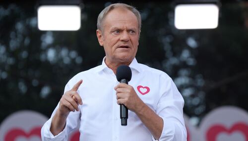 Premier Donald Tusk podczas "Wiecu 4 czerwca" na Placu Zamkowym w Warszawie