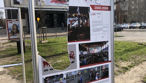 Trwają poszukiwania wandali, którzy zniszczyli wystawę „S”. Mamy komentarz oficera prasowego gdańskiej policji