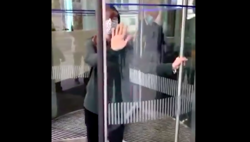 [WIDEO] Aktywistka przykleiła się do drzwi obrotowych Kancelarii Sejmu. „Trwa katastrofa klimatyczna”