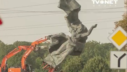 Obalenie pomnika wdzięczności Armii Czerwonej w Rydze