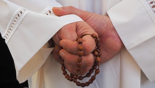 Modlitwa różańcowa, ksiądz/zdjęcie poglądowe