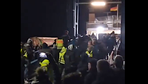 Niemieccy rolnicy szturmują prom z Robertem Habeckiem