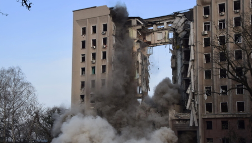 Wieżowiec uszkodzony podczas rosyjsko-ukraińskiej wojny