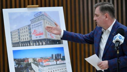 Piotr Duda pokazuje zdjęcia banerów Solidarności na budynku Komisji Krajowej