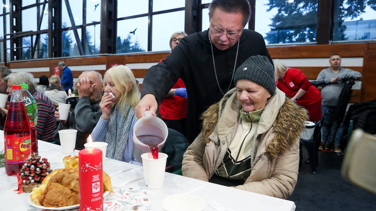 abp Grzegorz Ryś na kolacji wigilijnej podopiecznych Caritasu w Łodzi