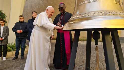 Papież Franciszek poświęcający dzwoń "Głos Nienarodzonych" w towarzystwie abp. Alicka Bandy