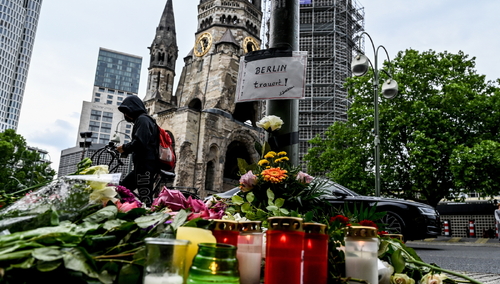 Kwiaty i znicze w miejscu zamachu w Berlinie