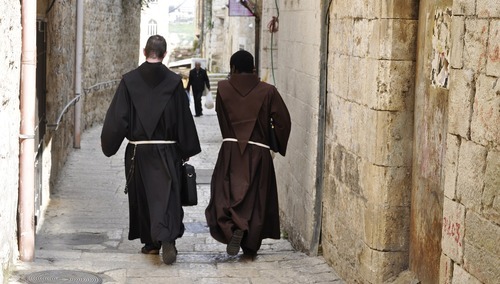 zdjęcie poglądowe - franciszkanie na ulicach Jerozolimy