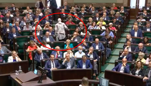 Premier zdążył tylko wejść na sejmową mównicę. Oto co zrobiła poseł KO [WIDEO]