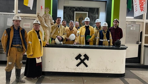 Księża i związkowcy wraz z Piotrem Dudą zjeżdżają do protestujących w PG Silesia