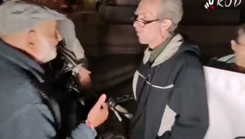 [VIDEO] Starszy Pan skwitował w krótkich żołnierskich słowach wulgarną pikietę na Rynku w Krakowie