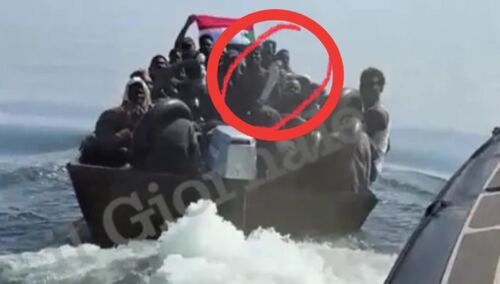 Uzbrojeni imigranci zaatakowali łódź straży przybrzeżnej. Jest nagranie