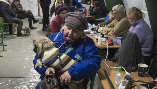 Kijów: Ukraińcy w namiocie rozstawionym przez Państwową Służbę Ratowniczą, wyposażonym w ogrzewanie i prąd
