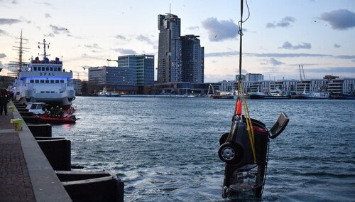 Gdynia: Samochód wjechał do basenu portowego. Kierowca nie żyje
