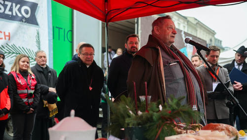 Jan Kościuszko, Aleksander Miszalski i Grzegorz Ryś w towarzystwie wolontariuszy