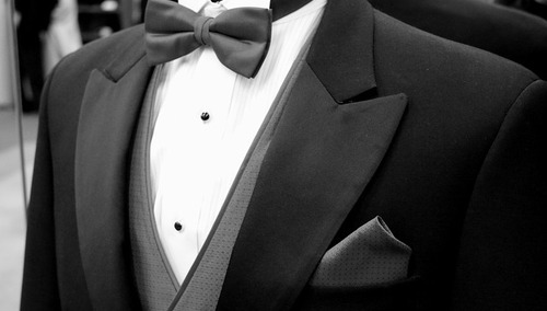 Krawat czy muszka? 4 pytania, które warto sobie zadać przed wyborem