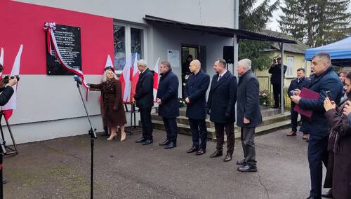 Odsłonięcie tablicy ku czci Michała, Romana i Piotra Bartoszczów