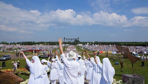 Młodzi tańczą podczas spotkania na Polach Lednickich