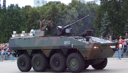 Transporter Rosomak na defiladzie z okazji Święta Wojska Polskiego w Warszawie w 2006 r