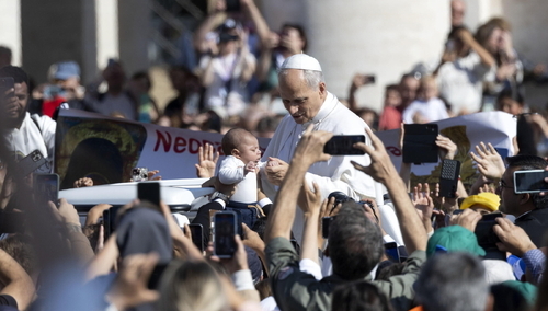 Leon XIV błogosławi niemowlę