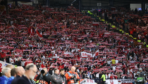 Glasgow, Szkocja. Polscy kibice po wygranym meczu grupy A1 piłkarskiej Ligi Narodów ze Szkocją