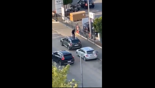 mężczyzna niszczący samochody