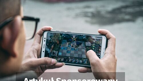 Mężczyzna grający w grę na telefonie