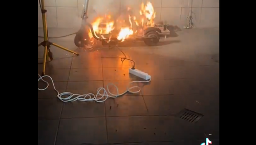 Eksperyment Przemysława Kubicy z elektryczną hulajnogą