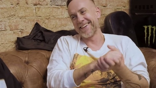 „Który z nich jest geniuszem?” Nergal kpi z wyglądu zmarłego, niepełnosprawnego fizyka Stephena Hawkinga