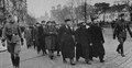 Żydzi eskortowani przez Niemców. Warszawa, Krakowskie Przedmieście. 1940