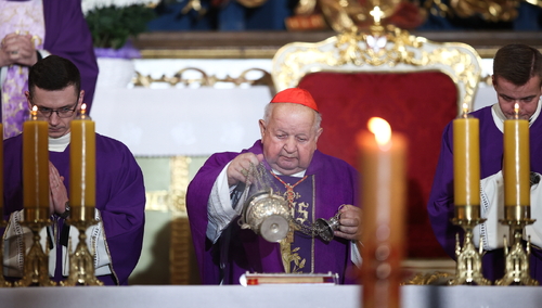 Uroczystości pogrzebowe Wandy Półtawskiej, kard. Stanisław Dziwisz