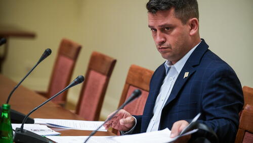 Przewodniczący komisji, poseł Polski 2050 Paweł Śliz podczas posiedzenia sejmowej komisji sprawiedliwości w Sejmie