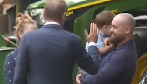 Chłopiec nie chce dać "piątki" Tuskowi