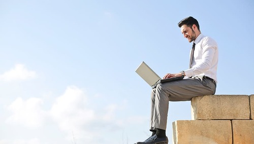 W jaki sposób pracownik może zwolnić się z pracy?