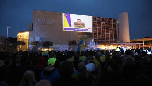 Przemówienie Wołodymyra Zełenskiego transmitowane na żywo na placu Habima w Tel Awiwie, Izrael, 20 marca 2022 r. Zełenski przemawiał do członków izraelskiego parlamentu Knesetu