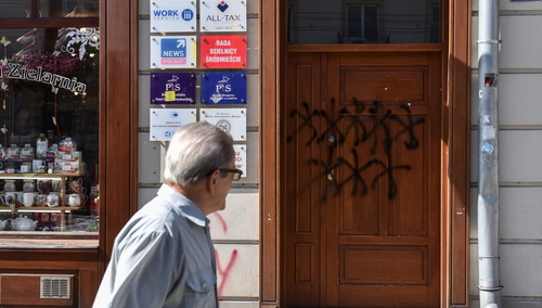 Zniszczenia na drzwiach wejściowych i elewacji budynku przy ul Królewskiej w Lublinie, 12 bm. W budynku mieści się m.in. biuro poselskie PiS.