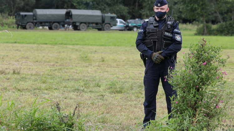 policjant przy granicy z Białorusią