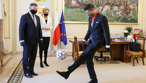 "Dziękujemy!". Nie tylko hejt. Wielu internautów i publicystów pogratulowało Lewandowskiemu odznaczenia