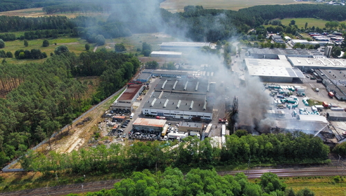 Pożar hali z niebezpiecznymi odpadami w Przylepie
