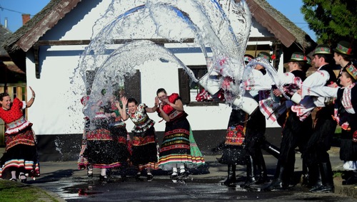 Polewanie panien wodą