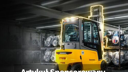 Żółty wózek widłowy na magazynie