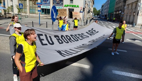 Aktywiści Amnesty International zorganizowali protest w Warszawie. „Rasistowskie granice”